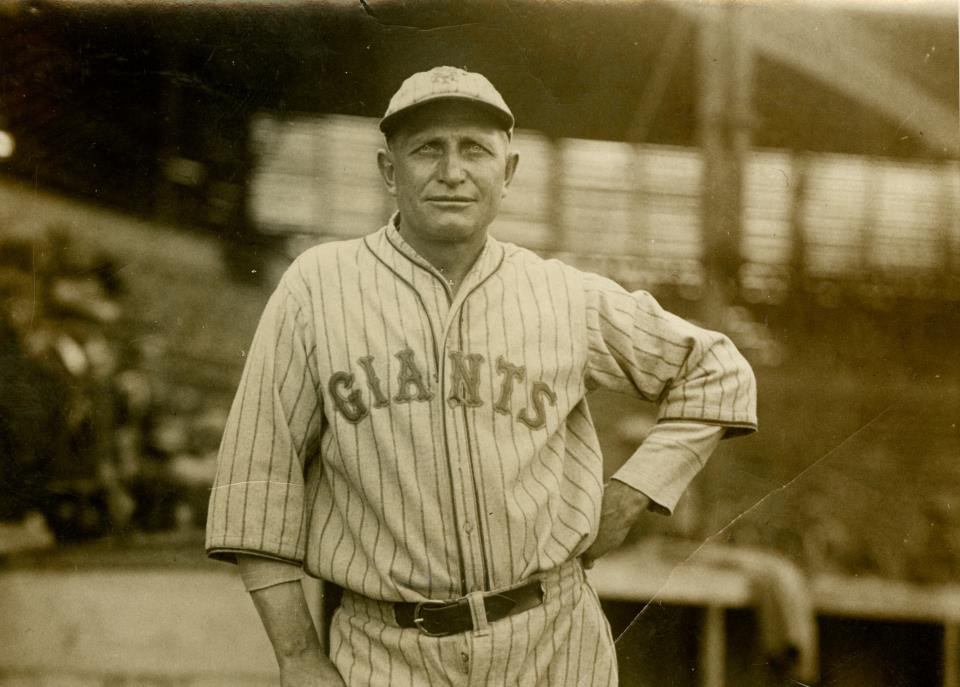 Professional portrait of baseball player Bert Niehoff wearing a Giants jersey