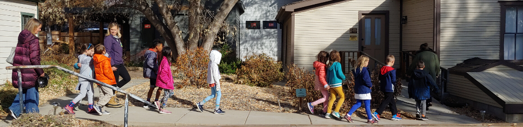 Group of school children entering the Tomeo House
